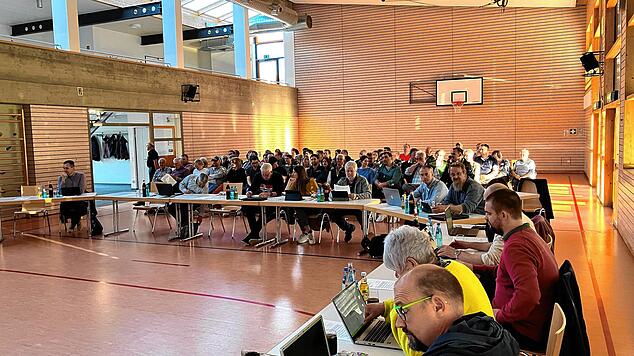 Aufmerksam verfolgen die Bräunlinger Gemeinderäte und die Bürger die Ausführungen zur Projektsteuerung bei der anstehenden Maßnahme ...