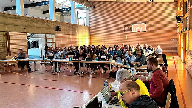 Aufmerksam verfolgen die Bräunlinger Gemeinderäte und die Bürger die Ausführungen zur Projektsteuerung bei der anstehenden Maßnahme ...