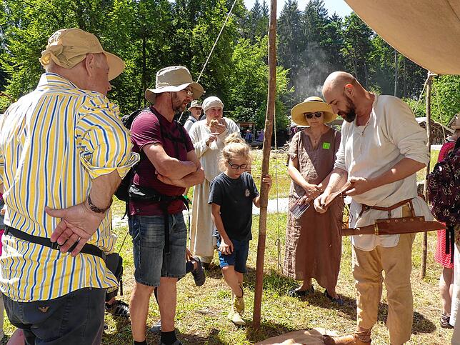 Bild 17: Zeitreise auf dem Campus Galli: Living-History-Gruppen zeigen Leben im Mittelalter