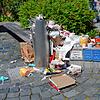 Aufnahme vom Montag: Abfalleimer gegenüber dem Hafen.