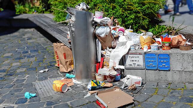 Aufnahme vom Montag: Abfalleimer gegenüber dem Hafen.