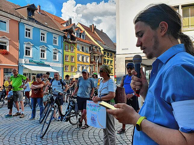 Jonas Klein von Fridays for Future spricht bei der Kundgebung.