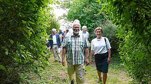 Jürgen Jauch, früherer Projektleiter der Flurbereinigungsbehörde, zeigt der Staatssekretärin im Landwirtschaftsministerium Sabine Kurtz ...
