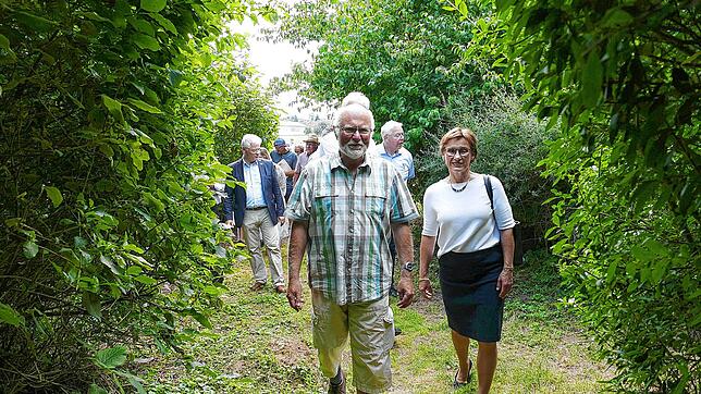 Jürgen Jauch, früherer Projektleiter der Flurbereinigungsbehörde, zeigt der Staatssekretärin im Landwirtschaftsministerium Sabine Kurtz ...