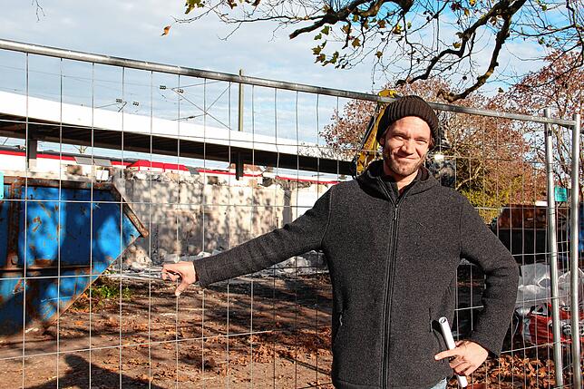 Projektleiter Philipp Feldschmid vor der Abriss-Baustelle, wo einst der Pavillon der Pizzeria Da Toni stand.