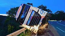 Ein Sattelzug kippt am Mittwochnachmittag auf der B 33 in Höhe Sommerau auf die Seite. Der Fahrer bleibt unverletzt.