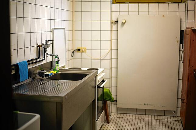 Zwei solcher Küchen gibt es auf jedem Gang. Die müssen sich die Bewohner teilen. Kühlschränke haben sie auf ihren Zimmern.