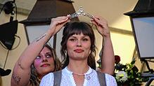Die Badische Weinkönigin Lucia Winterhalter krönt Lena Frank zur neuen Bodensee-Weinprinzessin.