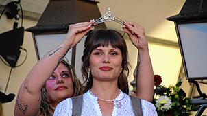 Die Badische Weinkönigin Lucia Winterhalter krönt Lena Frank zur neuen Bodensee-Weinprinzessin.
