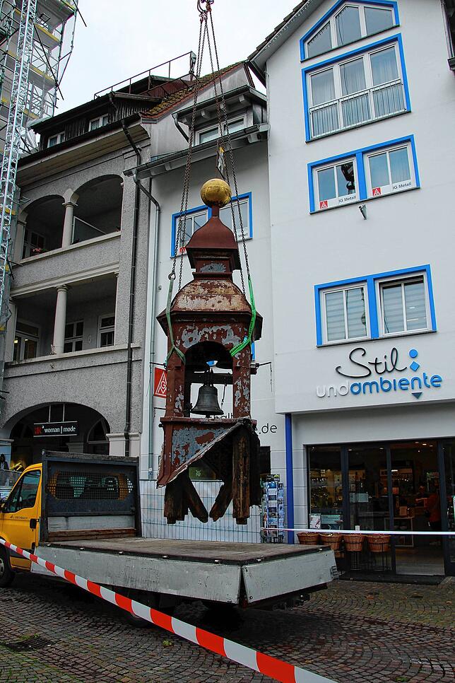 Da hängt der Turm am Haken: Die Konstruktion wurde vor dem Tor abgesetzt und dann auf den Lastwagen verladen.