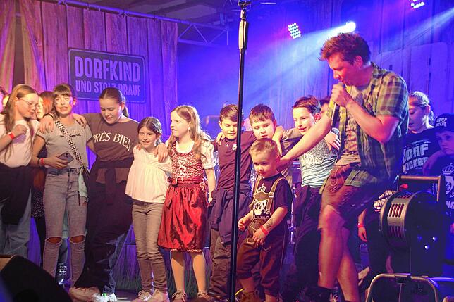 Bild 3: Ausgelassene Stimmung beim Dorfrocker-Konzert in Sauldorf
