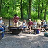 Grillen im Wald: Diese Gruppe hat sich den Grillplatz in Dangstetten ausgesucht.