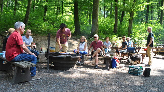 Grillen im Wald: Diese Gruppe hat sich den Grillplatz in Dangstetten ausgesucht.