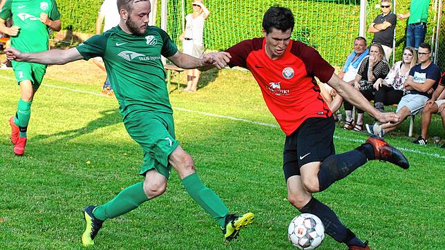 Der Ball rollt: Der SV Rheintal &ndash; hier beim Endspiel 2019 mit Dennis Leute (links) gegen Thomas Wehrle vom FC Hochrhein &ndash; ...