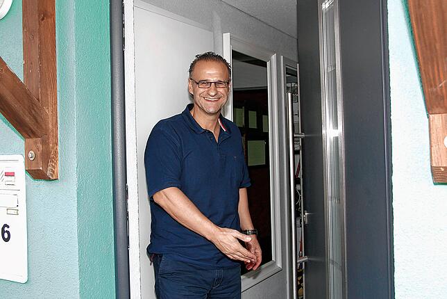 Der OB-Kandidat Cristilli empfängt den Reporter zur Homestory.