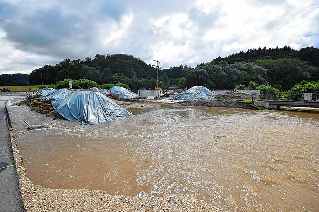 Bild 5: Land unter, Straße unter: Bilder von der überfluteten Brücken-Baustelle auf der L194 beim Freibad