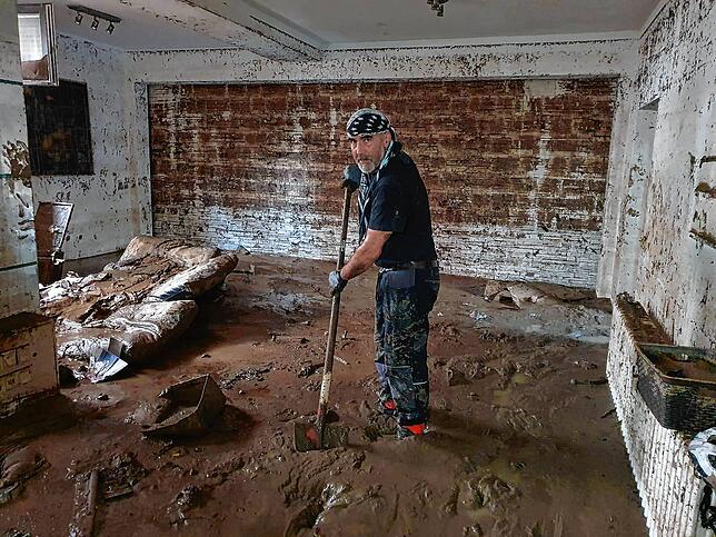 Der Heizer packt an: Thomas Tröndle vom SV Buch machte sich in der vom Hochwasser zerstörten Altstadt von Ahrweiler nützlich, schaufelte ...