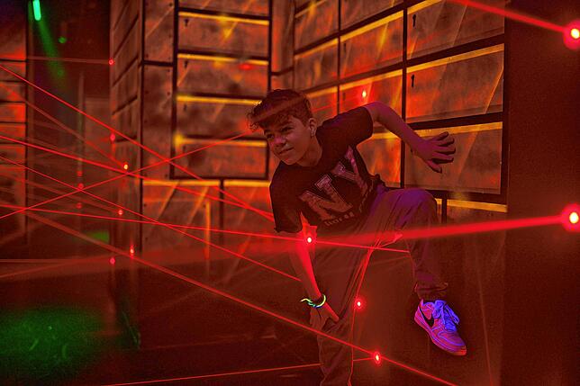 Im Lazer Maze des M10 True Active in Konstanz müssen Besucher den Laserstrahlen ausweichen.