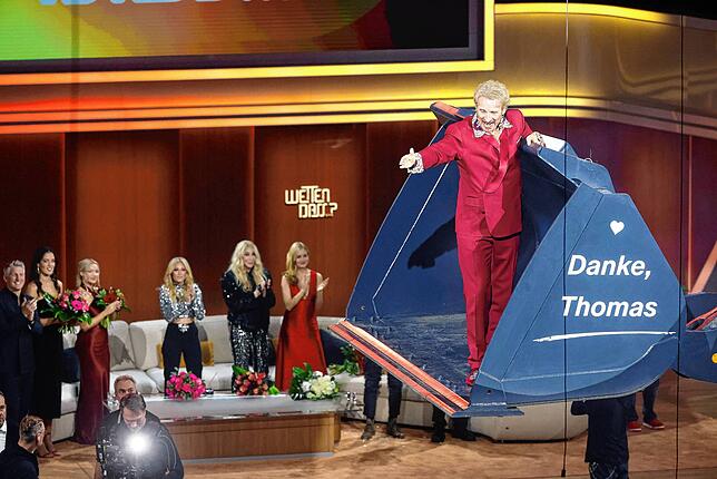 Moderator Thomas Gottschalk wird am Ende der ZDF-Show „Wetten, dass..?“ in einer Baggerschaufel über die Bühne gefahren. Gottschalk ...