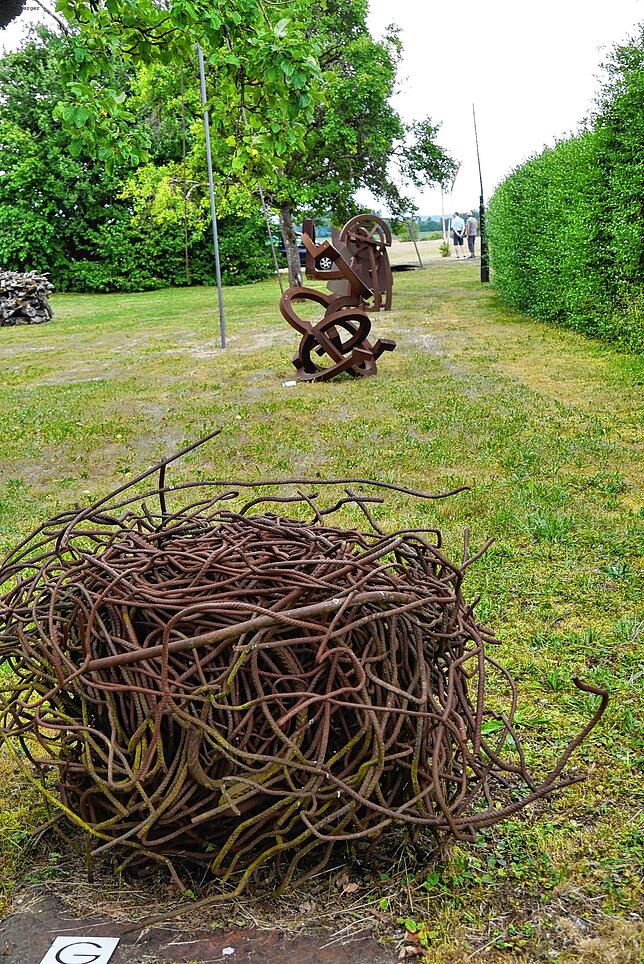 Der Weg zum Skulpturenfeld führt an den Objekten im Garten der Galerie vorbei.