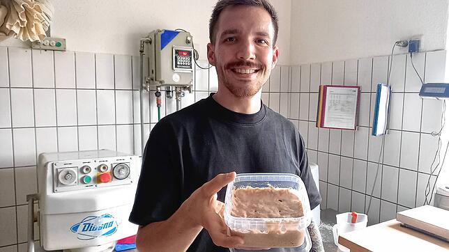 Backen ist hier noch echte Handarbeit. Jonas Muffler zeigt den Sauerteig, den er in der Backstube zieht.