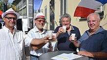 Beim Altstadtfest freuten sich Marc Jalong, DFC-Präsident Rainer Denfeld, Francois Santos und DFC-Vize Ekkehard Baur (von links) bei ...