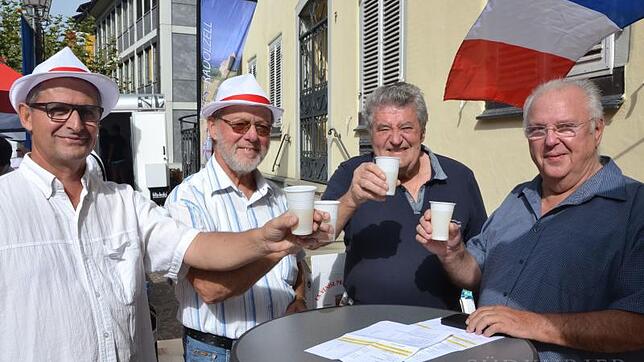 Beim Altstadtfest freuten sich Marc Jalong, DFC-Präsident Rainer Denfeld, Francois Santos und DFC-Vize Ekkehard Baur (von links) bei ...