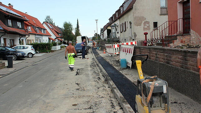 So sieht es derzeit am Ende der Scheffelstraße aus. Die Arbeiter eines polnischen Subunternehmens sind bemüht, die Straße wieder ...