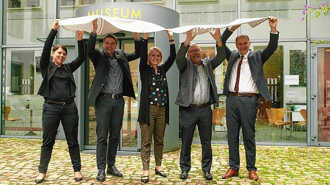 Im Pfalzhof des Museums zu Allerheiligen wurde das Programm der Museumsnacht Hegau-Schaffhausen von Alexandra Lampater, Patrick ...