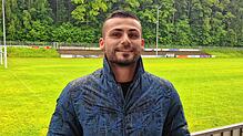 Antonio Greco an seiner zukünftigen Wirkungsstätte, am Osterholz-Stadion in Stockach.