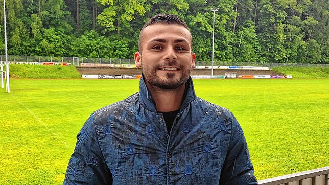 Antonio Greco an seiner zukünftigen Wirkungsstätte, am Osterholz-Stadion in Stockach.