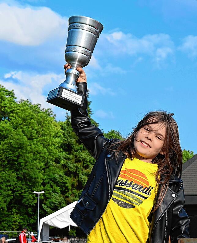 Begeistert stemmt dieses Mädchen den Wanderpokal Grümpelturnier SV Gurtweil, der in diesem Jahr von der Mannschaft Krv Znoij i Pivo ...