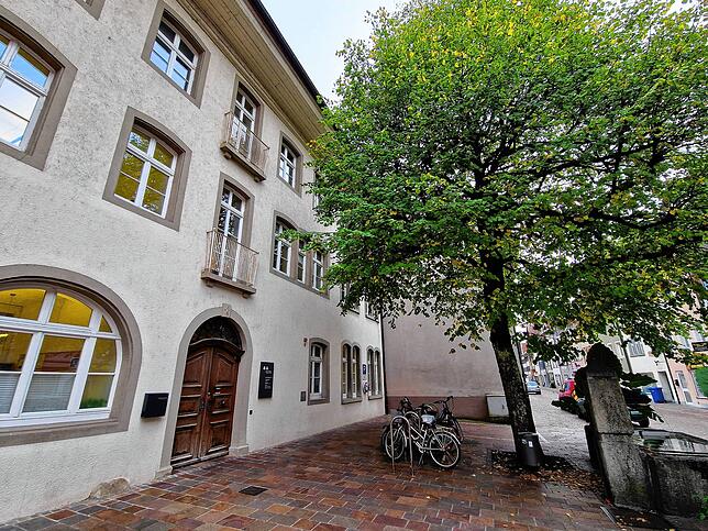 Der Baum und der Brunnen hinter dem Rathaus sollen beim Bau eines Aufzugs erhalten bleiben.