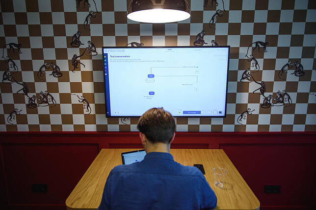 Der Gründer des Start-ups Spectrm, Max Koziolek, programmiert einen Chatbot.