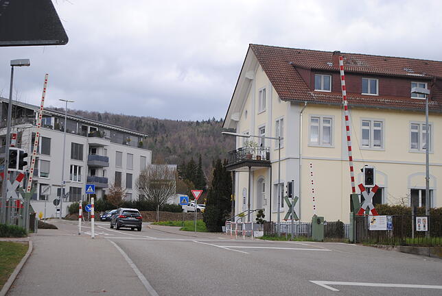 Statt des Bahnübergangs in der Peter-Thumb-Straße (Bild) will die OHA-Initiative den Verkehr durch eine Unterführung unter der Bahnlinie ...