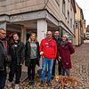 Sie besprechen die Organisation der Kleiderkammer (von links): Sergej, Anna, die Tochter von Aljona, Thomas Nuding und Ralf Epple und ...