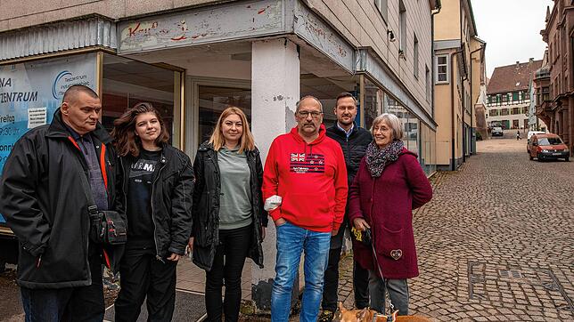 Sie besprechen die Organisation der Kleiderkammer (von links): Sergej, Anna, die Tochter von Aljona, Thomas Nuding und Ralf Epple und ...