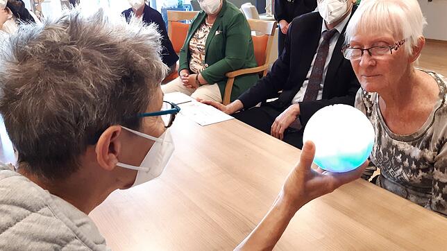 Die Pflegekonferenz des Landkreises Waldshut hat eine ichó-Ball angeschafft. Der Therapie-Ball soll bei Demenz-Erkrankten Erinnerungen ...