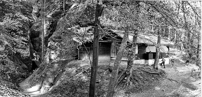 Unteres Ende der Schlucht (links) mit Hütte (rechts) im Jahr 1988.