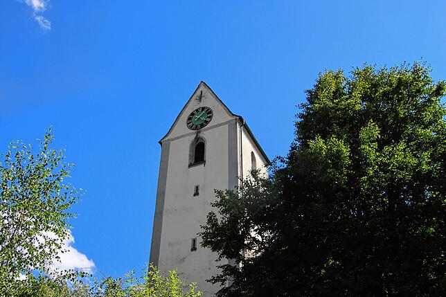 Der Kirchturm der Kirche St. Oswald in Mindersdorf.