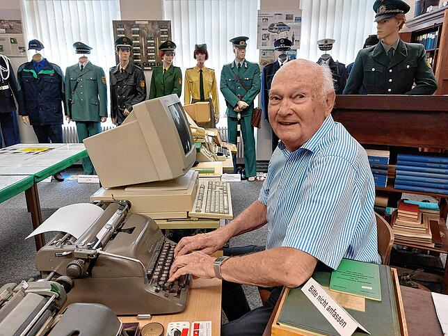 Schreibmaschinen waren noch in den 1980er Jahren unverzichtbar für den Polizeidienst, berichtet Karl-Heinz Berger, der das ...