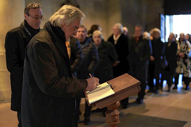 Vor Beginn der Trauerfeier bildete sich eine bis vor das Nikolausmünster reichende Schlange von Trauergästen, die sich ins Kondolenzbuch ...