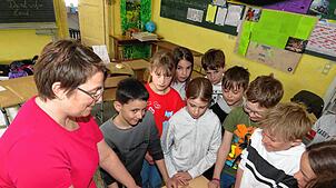 Die Grundschule Kirchen-Hausen möchte eine Küchenzeile. Schulleiterin Simone Rudolf erklärt gerade einigen Schülern die Herstellung von ...