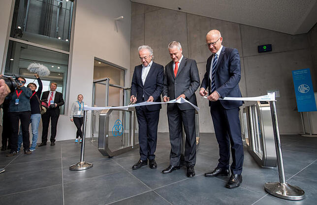 Architekt Werner Sobek (v.l.), Andreas Schierenbeck, Chef der ThyssenKrupp AG, und OB Ralf Broß schneiden das Band durch.