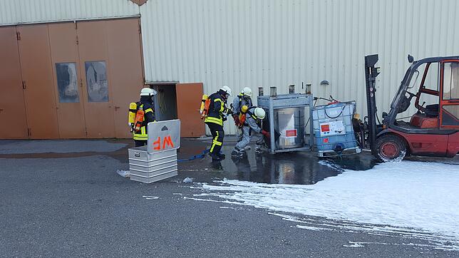 Die Werkfeuerwehr trainiert auch, wie bei einem Vorfall mit Gefahrgut-Stoffen reagiert werden muss. Ziel ist eine erste Reaktion, bis ...