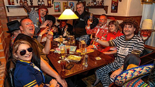 Närrisches Feiern am Schmotzigen: Gute Stimmung herrscht im Gasthaus Ott, wo alle Tische besetzt sind.