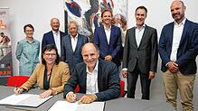 Sie haben das Reallabor auf den Weg gebracht (von links): HTWG-Präsidentin Sabine Rein und Oberbürgermeister Bernd Häusler (beide ...