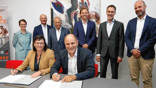 Sie haben das Reallabor auf den Weg gebracht (von links): HTWG-Präsidentin Sabine Rein und Oberbürgermeister Bernd Häusler (beide ...