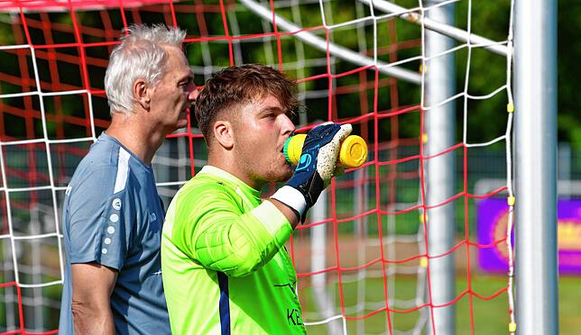 Rückhalt: Torwarttrainer Alexander Vetter (hinten) suchte währen der 90 Minuten die Nähe des jungen Jestetter Schlussmanns Robin Merkt ...