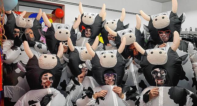 Die „Magic Cows“ von der Fit&Fun Gruppe eröffnen den Bunten Abend in der Nägeleberghalle in Weilheim. Der spaßige Tanz wurde ...